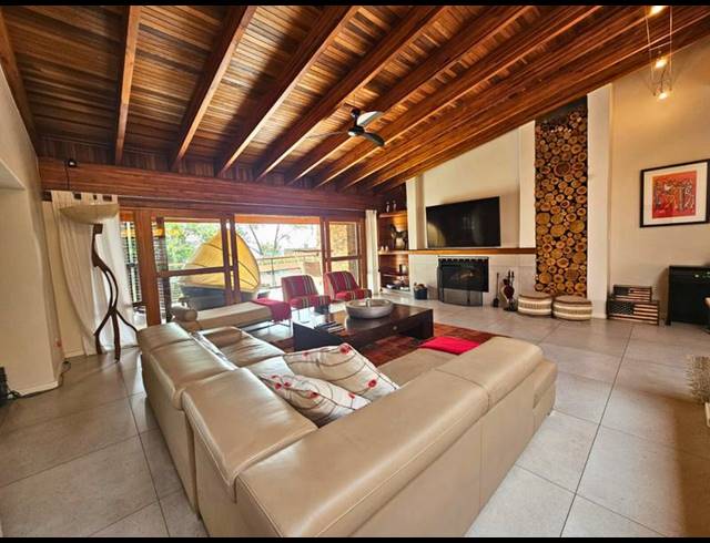 4 BEDROOM HOUSE FOR SALE IN HOUGHTON ESTATE